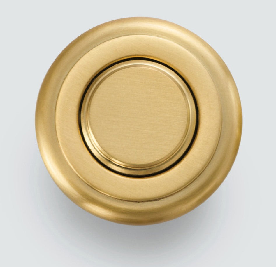 Hochwertiger Druckknopf-Verschluss mit Grifffunktion, aus Messing, Oberfläche: goldfarbig, satiniert matt, Ausführung: rund, TLP-SG und TLP-LBM(W). Massiver Druckknopf für Wohnwagen, Yacht und viel mehr, von Sugatsune / LAMP® (Japan)