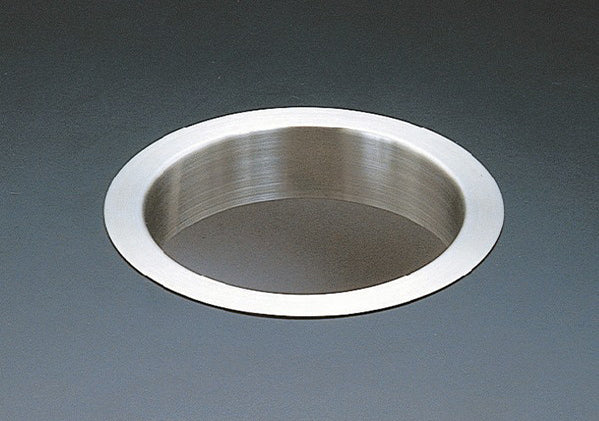 Hochwertiger runder Mülldurchwurf, aus rostfreiem Edelstahl, Oberfläche: satiniert matt, 136 mm (5,4″), Ausführung: flach, AN-LH011-HL. Edelstahlmülldurchwurf, für Systemgastronomie, Ladenbau, Catering und viel mehr, von Sugatsune / LAMP® (Japan)