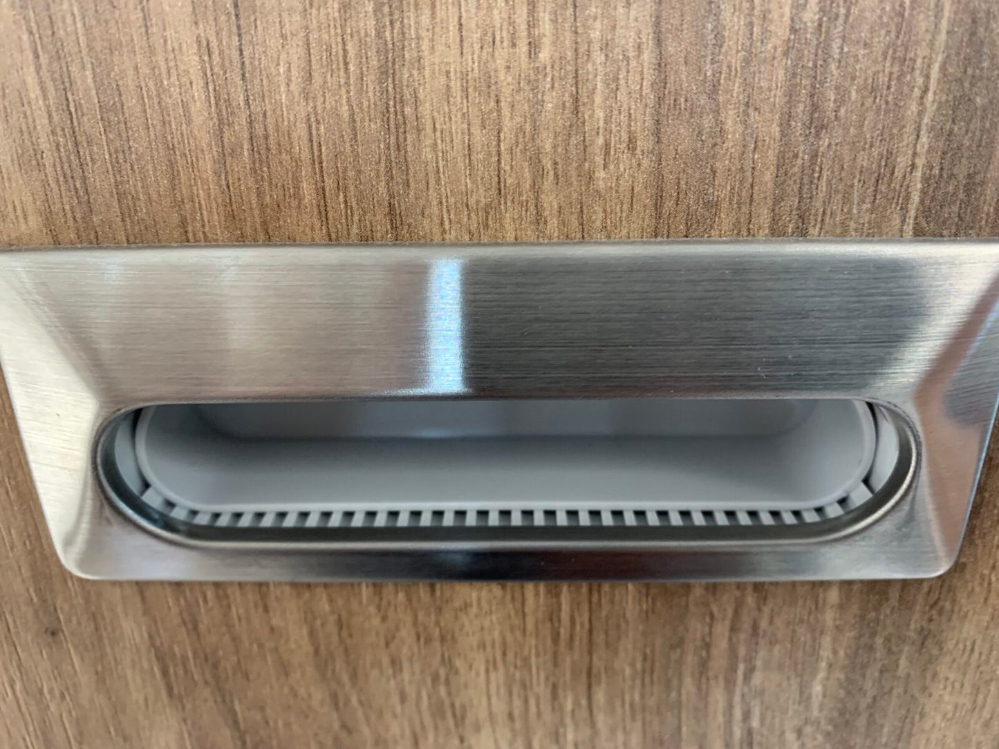 Coque de poignée de ventilation unique V2A (SUS304), grise, 105 mm (4,2″) UTA-105GR. Poignée de ventilation en acier inoxydable V2A (SUS304), finition satinée mate, pour tiroirs, armoires, environnements humides, expédiée par Sugatsune / LAMP® (Japon)