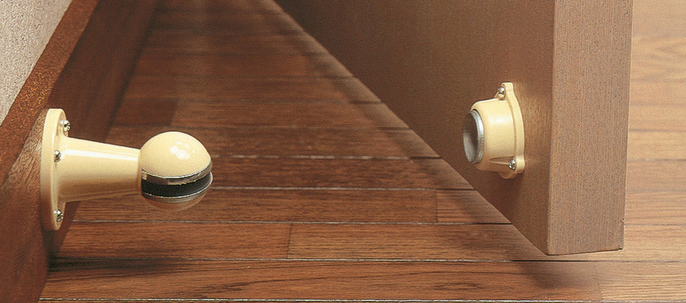 Support de porte magnétique. Le butoir de porte MI, MBR maintient la porte ouverte, de SUGATSUNE / Lampe (Japon)