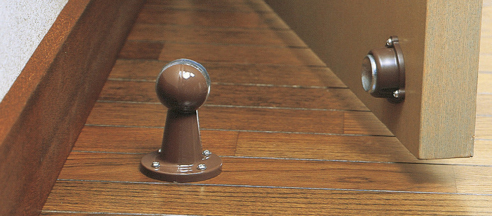 Support de porte magnétique. Le butoir de porte MI, MBR maintient la porte ouverte, de SUGATSUNE / Lampe (Japon)